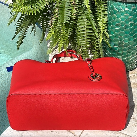 Michael Kors LG Red Jet Set Saffiano Leather Tote w/Detachable Shoulder Straps - Picture 6 of 17